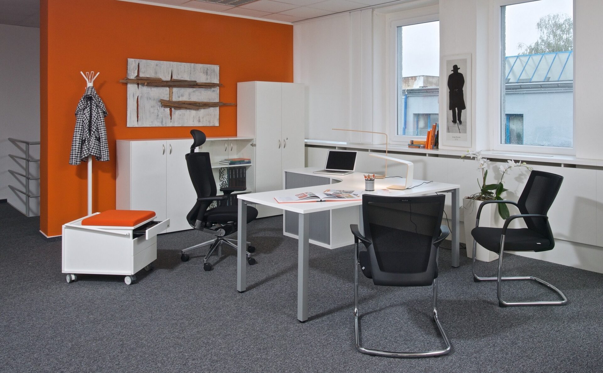 Vybavení do velké kanceláře s 3D modelem vs. pár stolů na home office. Představujeme oblíbené nábytkové řady Alfa a Viva