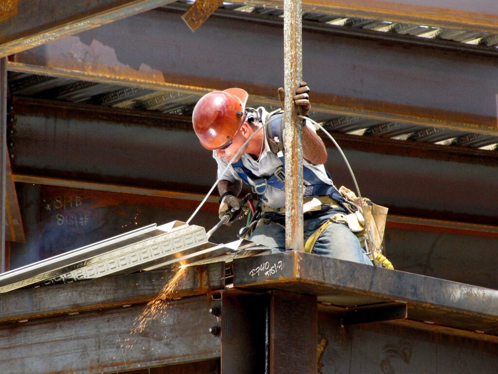 muž pracující na stavbě svařuje