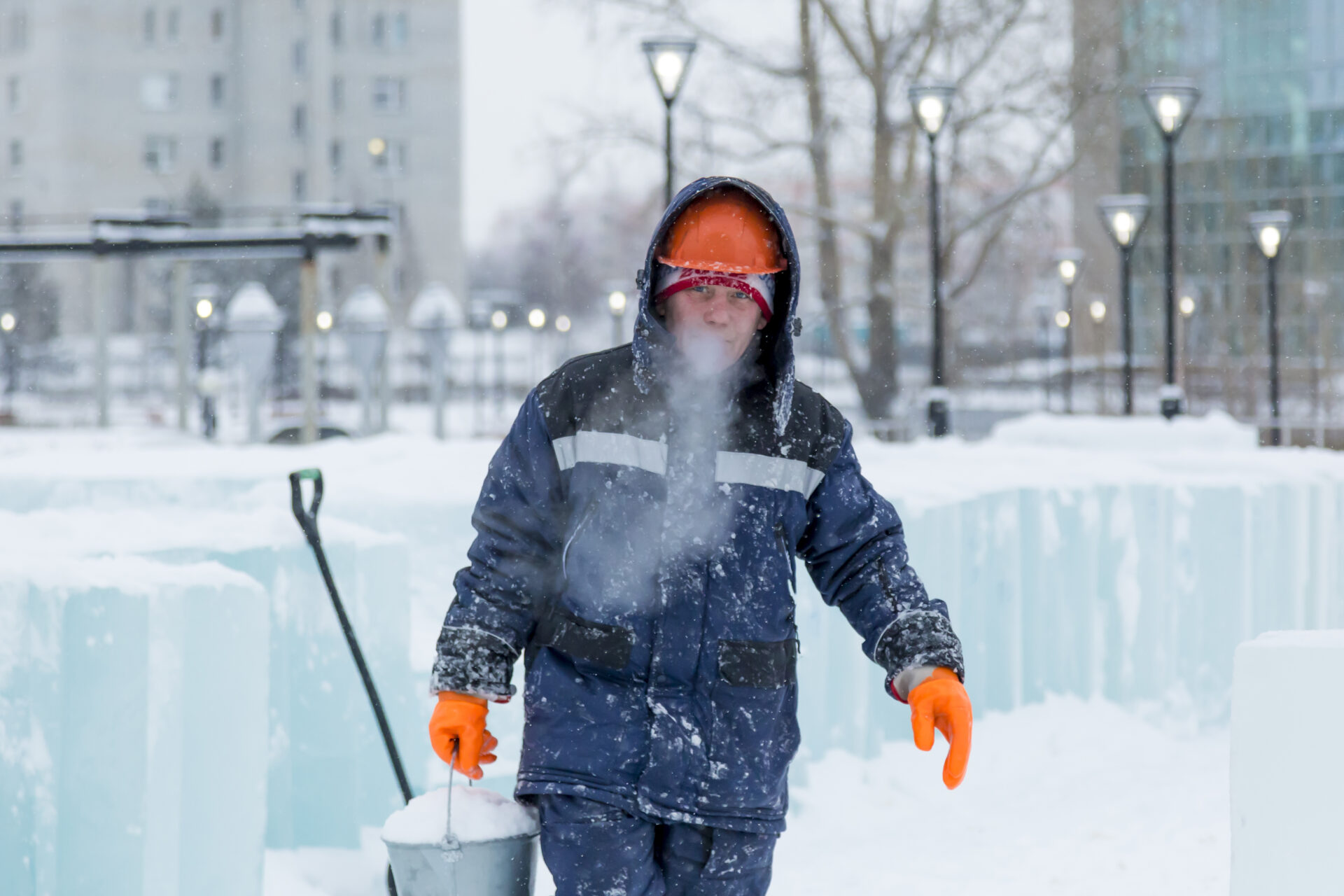 Pracovní vybavení do chladného počasí: Jak nejlépe vybavit vaši společnost a své zaměstnance