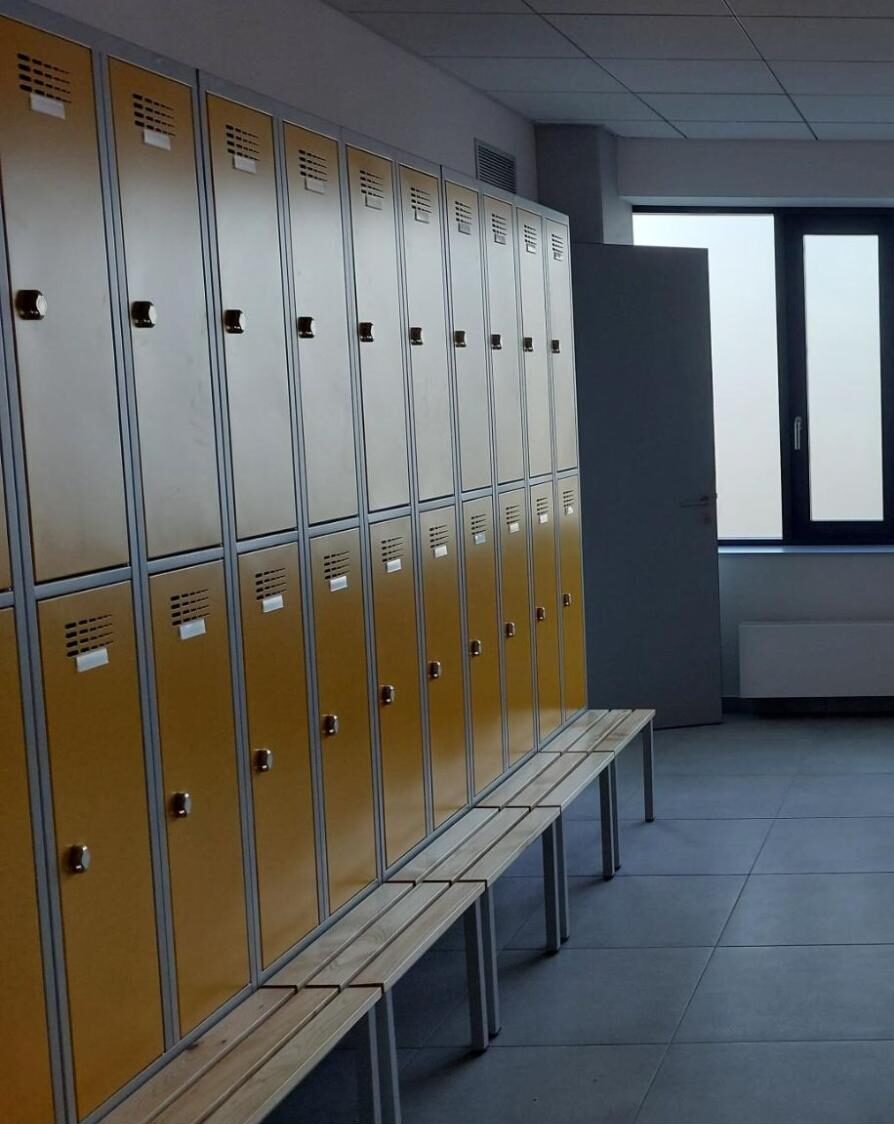Kanceláře, šatny, jídelny: vybavili jsme nábytkem dvě velká distribuční centra Dr. Max