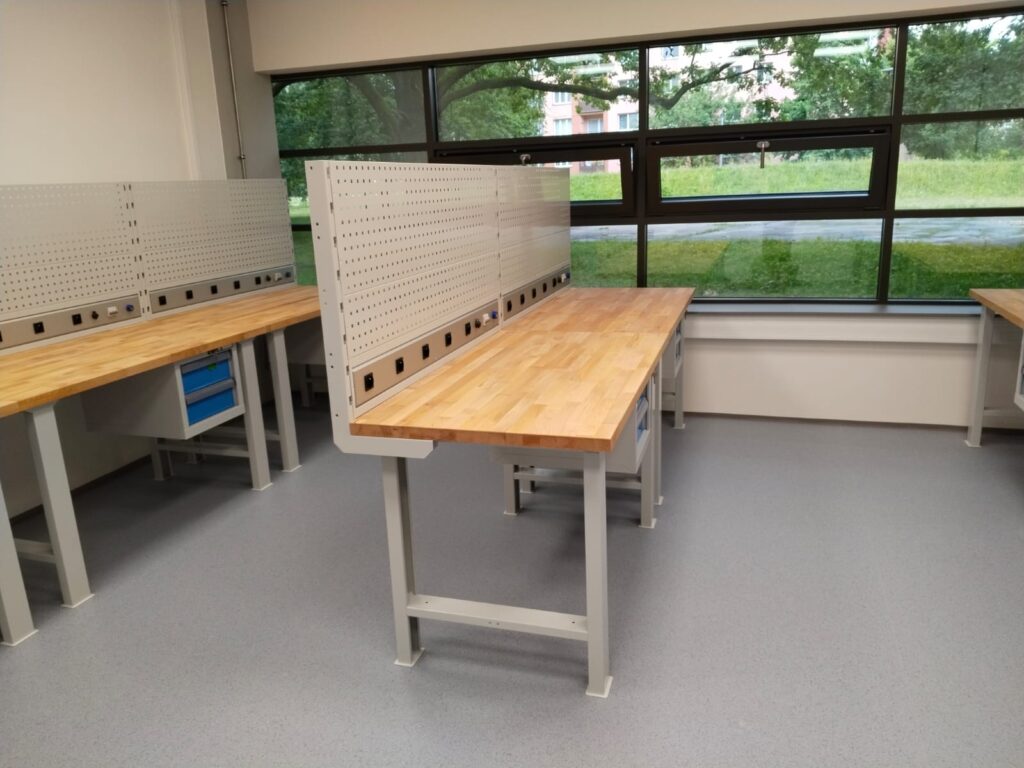 Pracovní stoly pro ABB | Manutan