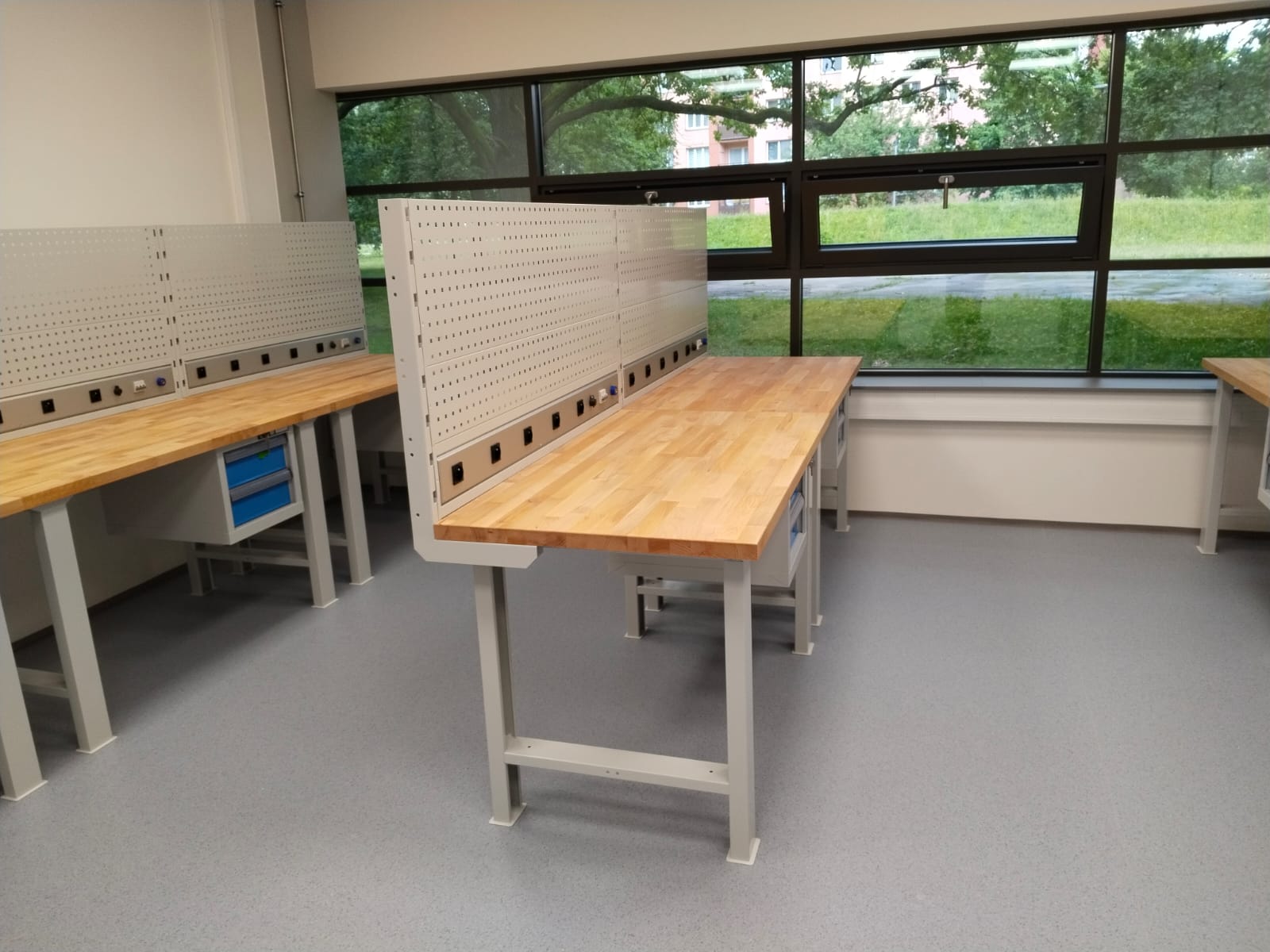 [Případová studie] Dílenské stoly na míru a další vybavení pro novou halu ABB v Ostravě
