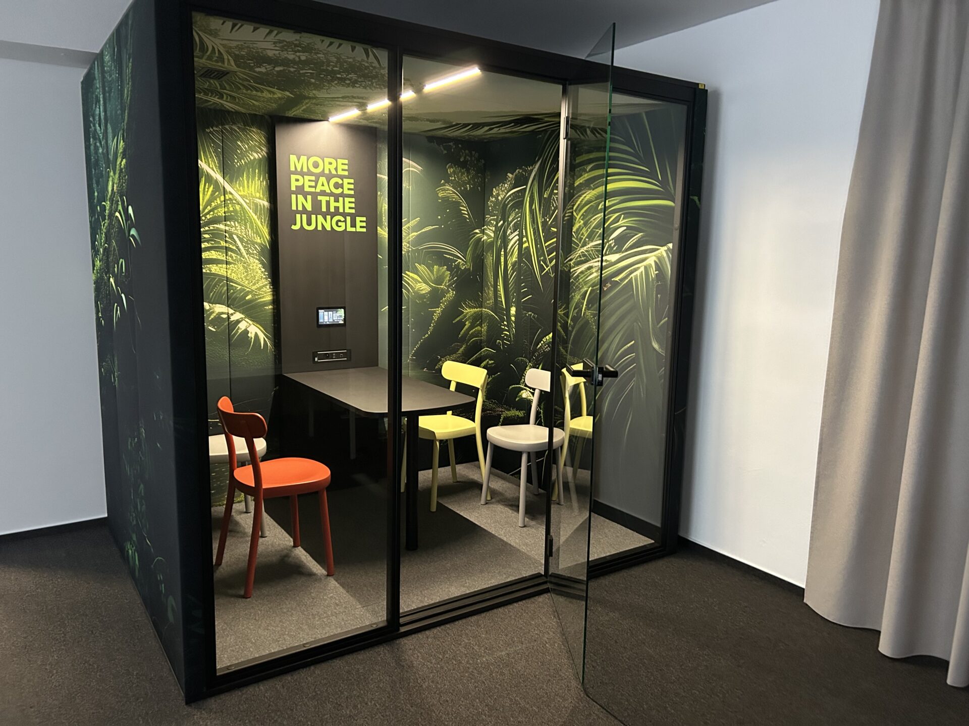 Akustické budky do kanceláří: jak probíhá zakázková výroba od A do Z