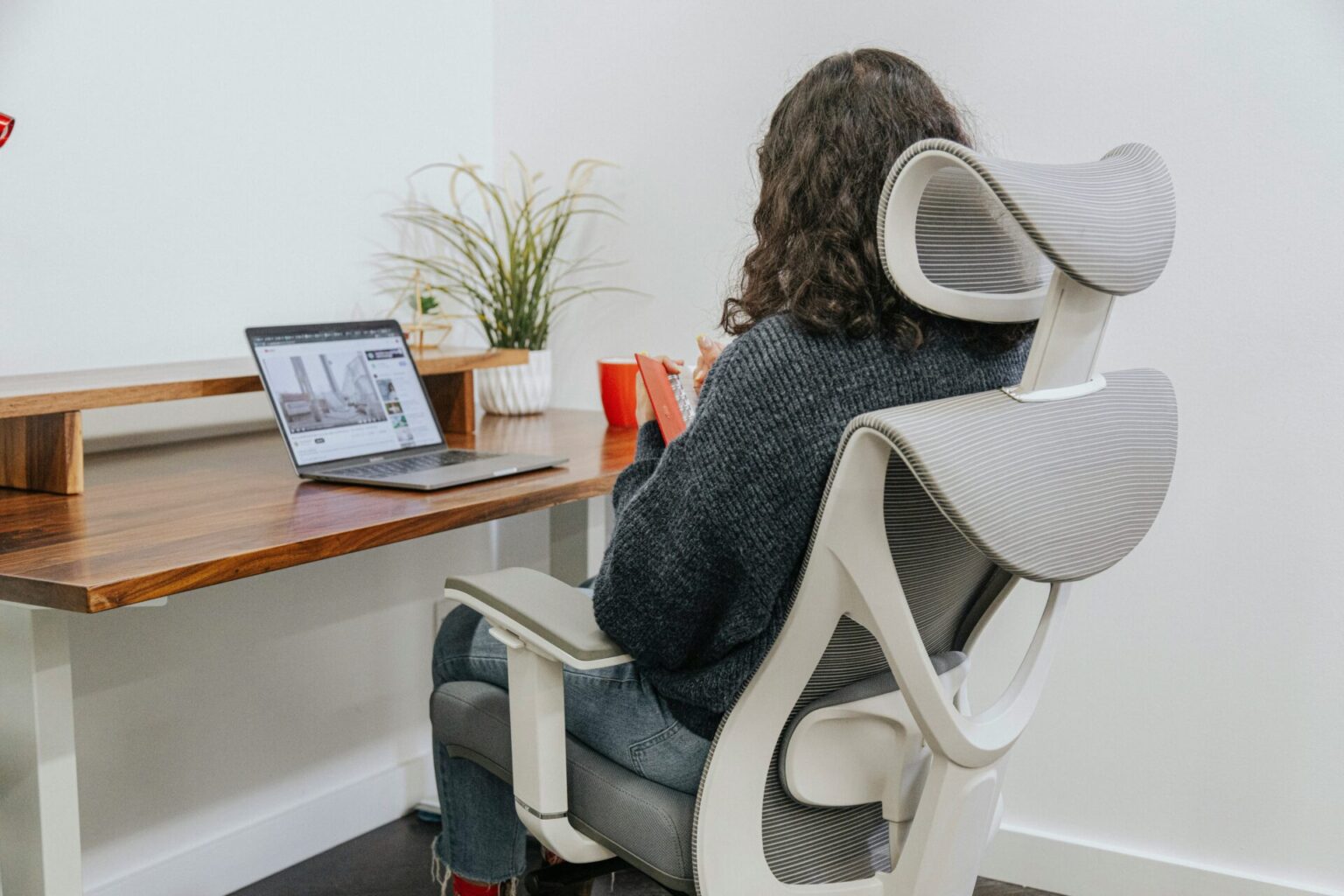 Odborník radí: jak vybrat ergonomické kancelářské židle, které podpoří zdraví zaměstnanců