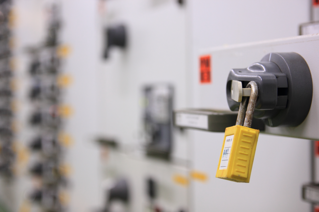 Nejvíc úrazů vzniká při údržbě a čištění strojů. Zabrání tomu systém Lockout Tagout, radí specialista na BOZP Lukáš Juřenčák
