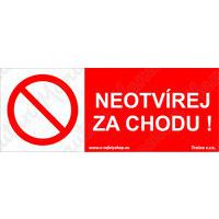 Zákazové tabulky - Neotvírej za chodu