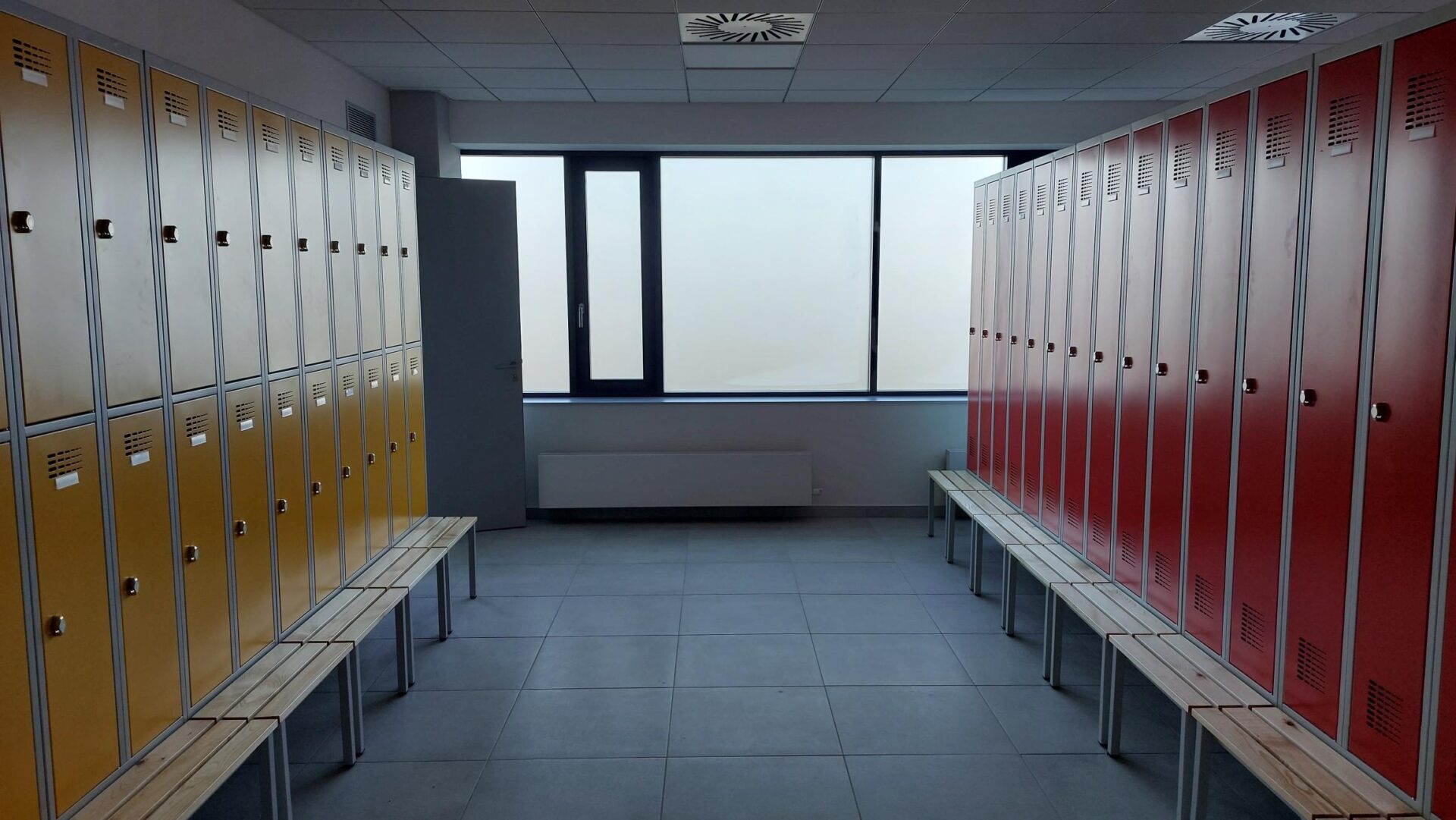 Kanceláře, šatny, jídelny: vybavili jsme nábytkem dvě velká distribuční centra Dr. Max