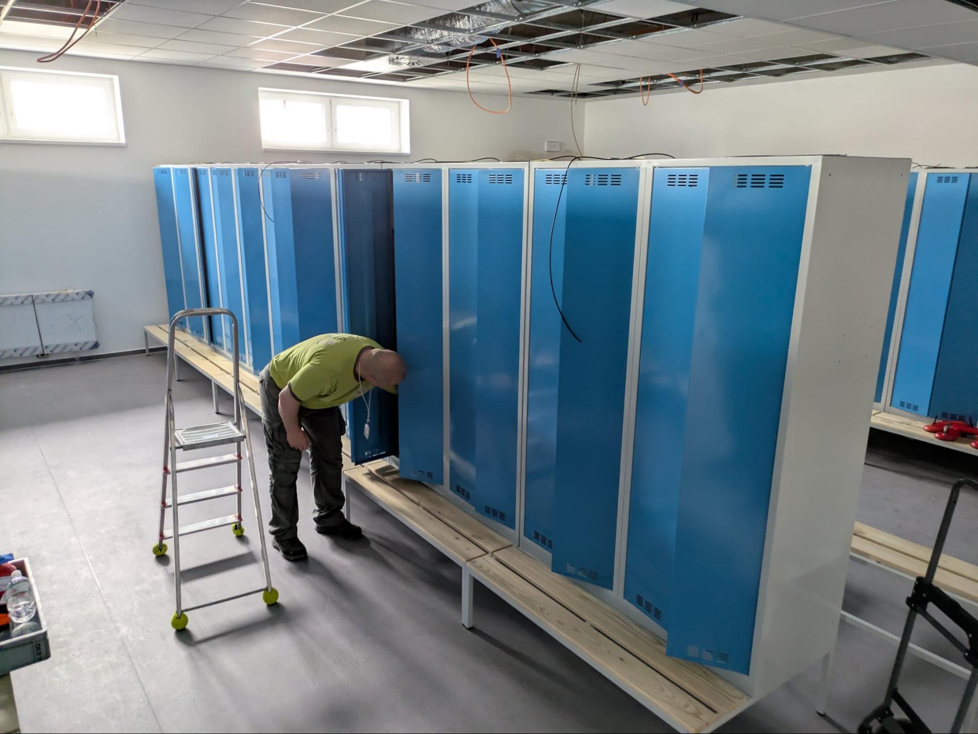 Nové šatny v&nbsp;jaderné elektrárně Dukovany: 7 kamionů plných šatních skříněk jsme namontovali během 6 dnů